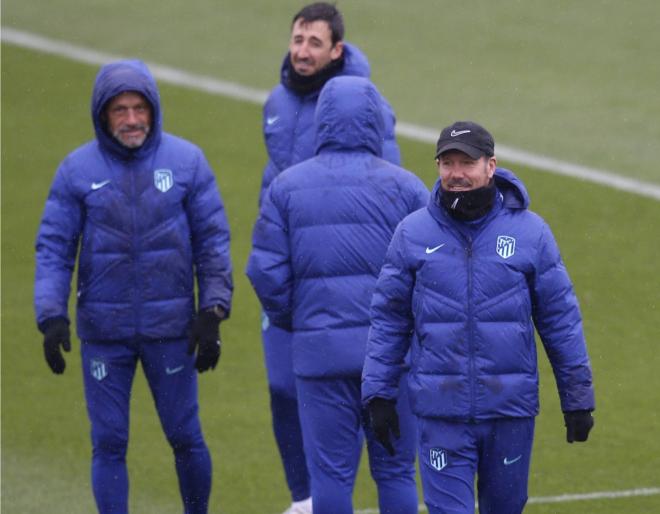 Diego Pablo Simeone, con su grupo de trabajo en una sesión del Atlético de Madrid (Foto: Cordon P