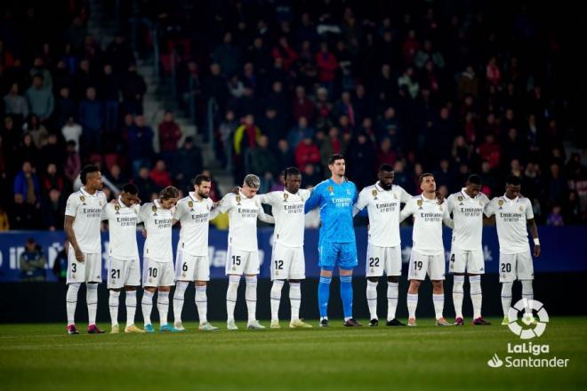Los jugadores del Real Madrid, durante el minuto de silencio ante Osasuna (Foto: LaLiga).