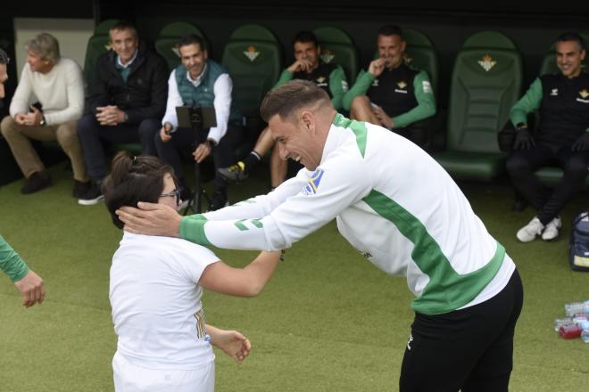 Joaquín saluda a un niño antes de empezar el partido (foto: Kiko Hurtado).