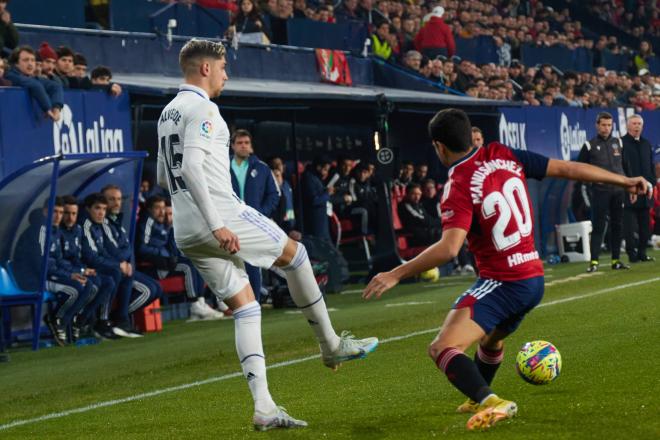 Fede Valverde suelta un balón en el Osasuna-Real Madrid (Foto: Cordon Press).