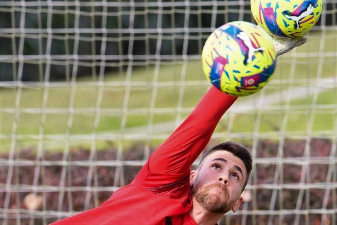 No ven doble: dos balones para el guardameta Unai Simón entrenando en Lezama (Foto: Athletic Club).