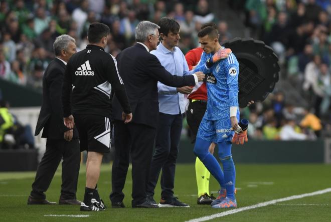 Pacheta consuela a Masip, lesionado en el Betis - Valladolid (Foto: Kiko Hurtado).