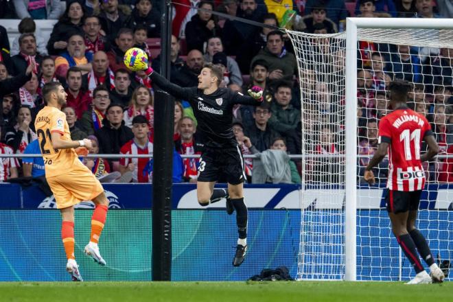 Salida del guardameta Julen Agirrezabala ante el Atlético en el Metropolitano (Foto: Athletic Club).