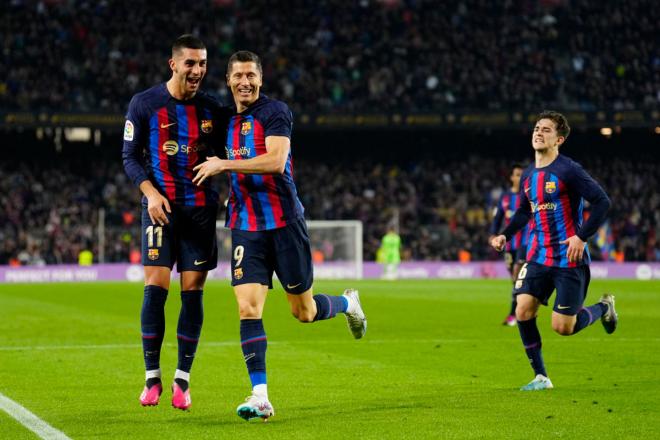 Ferran Torres y Lewandowski celebran un gol en el Barcelona-Cádiz (Foto: EFE).