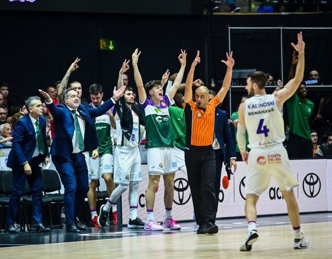 El banquillo de Unicaja celebra una acción ante el Lenovo Tenerife (Foto: Cordon Press).