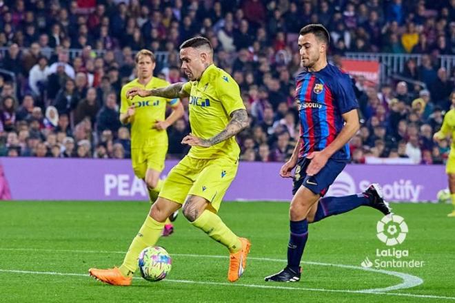 Roger ante el FC Barcelona en el Camp Nou. (Foto: LaLiga)