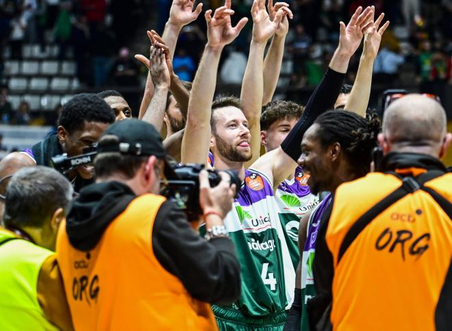 Los jugadores del Unicaja celebran la victoria ante el Real Madrid (Foto: Cordon Press).