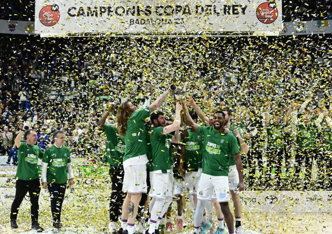 La plantilla del Unicaja alza la Copa del Rey 2023 (Foto: Cordon Press).