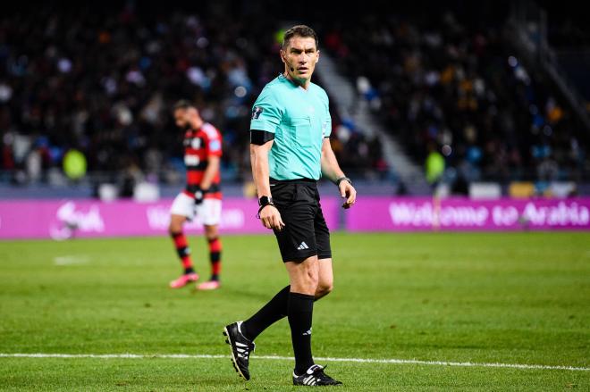 Istvan Kovacs dirigiendo el partido entre Flamengo y Al Hilal (Foto: Cordon Press).