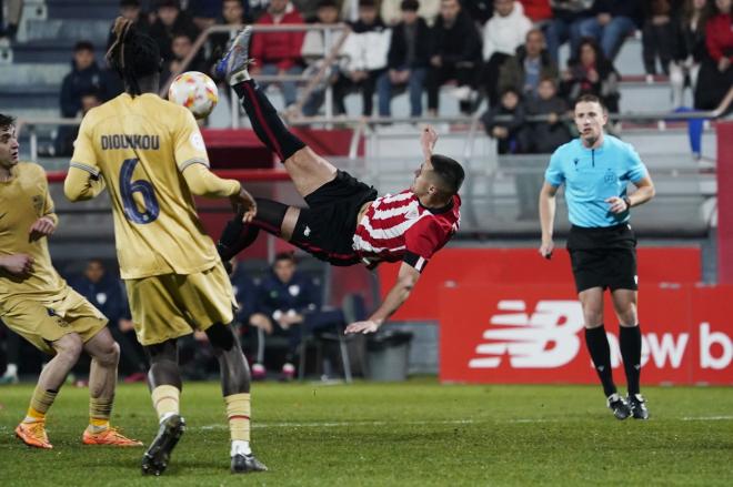 Remate acrobático de Urko Izeta en Lezama en el Bilbao Athletic-Barça B (Foto: Athletic Club).