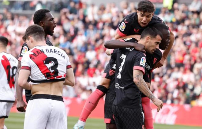 Suso celebra su gol en el Rayo - Sevilla FC.