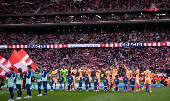 Los jugadores del Atlético de Madrid sobre el césped del Metropolitano (Foto: Cordon Press).