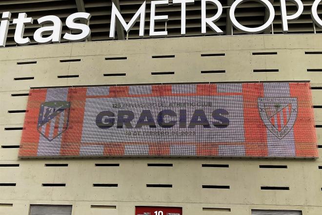 El gesto del Atlético de Madrid con el Athletic Club quedaba reflejado en la fachada del Metropolitano.