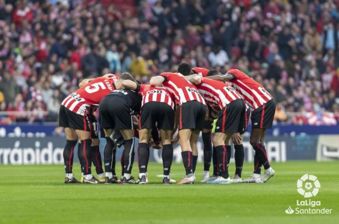 Piña de los jugadores del Athletic ante el Atlético en el Metropolitano (Foto: LaLiga).