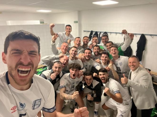 Los jugadores del UMA Antequera celebran la victoria ante el Manzanares.