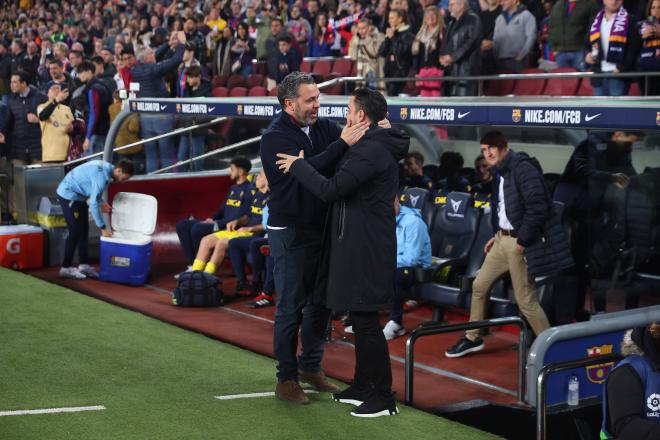 Sergio González y Xavi se saludan antes del Barça-Cádiz (Foto: Cordon Press).