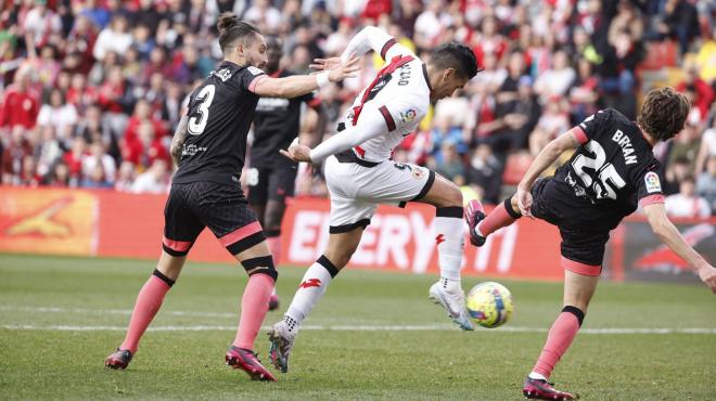 Telles, ante Falcao (Foto: EFE).