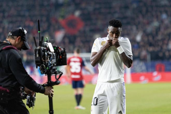 Vinicius Junior besando el escudo en el Sadar (Foto: Cordon Press).