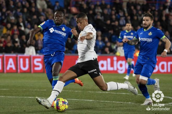 Samuel Lino encara hacia portería en el Getafe - Valencia (Foto: LaLiga Santander).