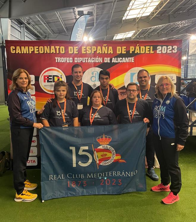 Alumnos de la Escuela de Pádel Adaptado del Real Club Mediterráneo (Foto: RCM).