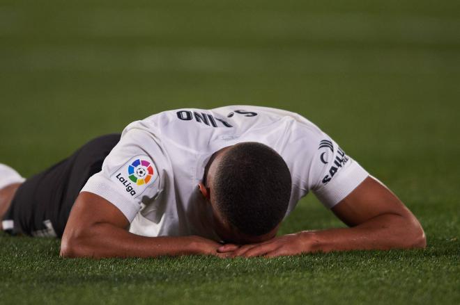 Samuel Lino se lamenta en el Getafe - Valencia CF (Foto: CordonPress).