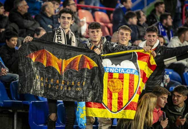Afición del Valencia CF en Getafe en el debut de Baraja (Foto: Valencia CF)