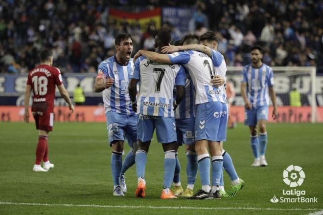 Lago Junior recibe las felicitaciones de sus compañeros tras marcar al Zaragoza (Foto: LaLiga).