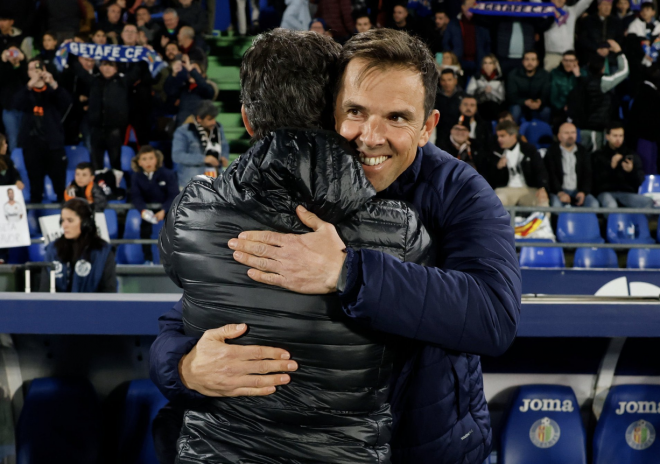 Marchena abraza a Quique, quien fuera su entrenador en el Valencia.