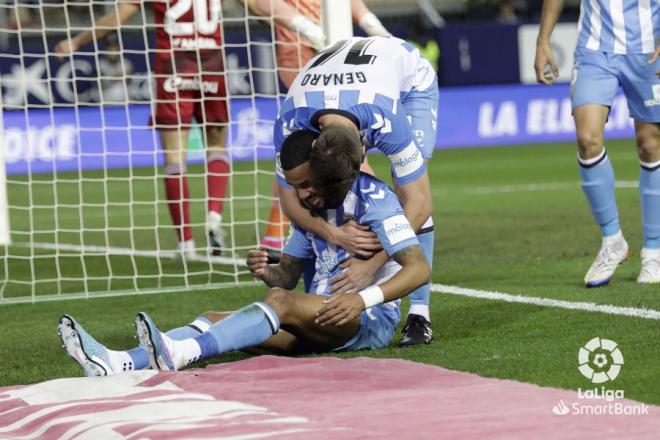 Genaro abraza a Ramalho tras la salvada del defensa ante el Zaragoza (Foto: LaLiga).