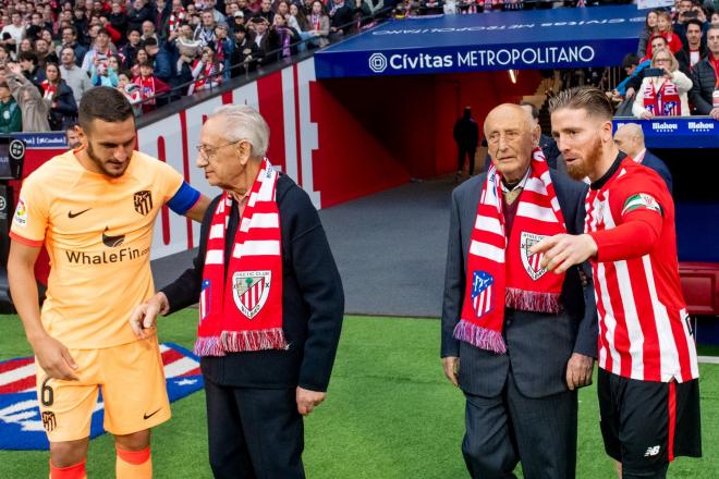 Juan Antonio Virumbrales, socio número 1 del Athletic Club en el césped junto al capitán Iker Muniain.