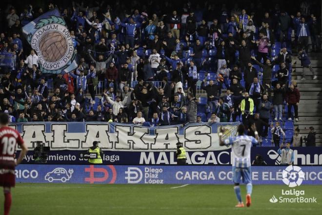 La afición del Málaga mientras Lago Junior celebra su gol al Zaragoza (Foto: LaLiga).
