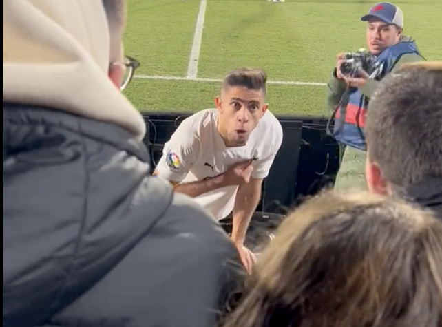 Gabriel Paulista habla con los aficionados tras el Getafe - Valencia.