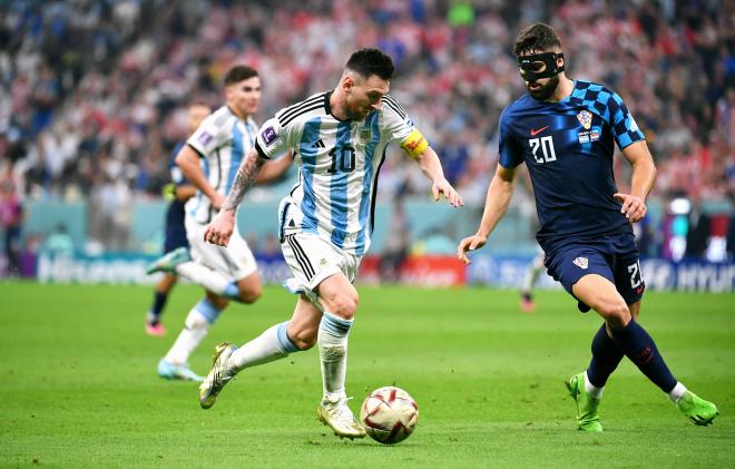 Gvardiol intentando parar a Messi en el partido Argentina vs Croacia (Foto: Cordon Press).