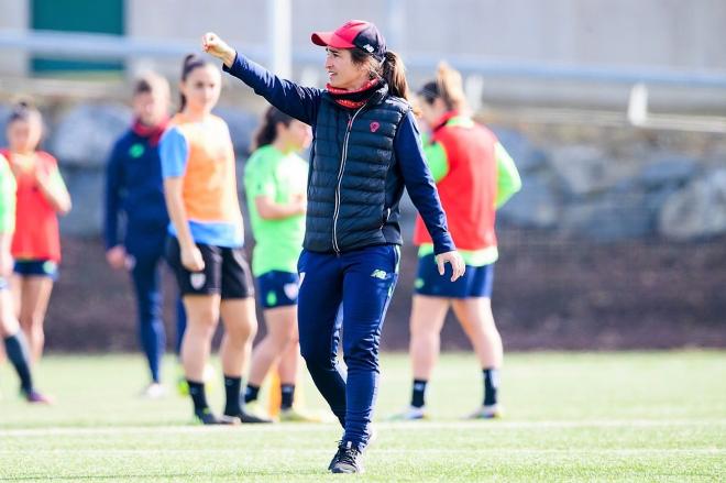 La entrenadora Iraia Iturregi da instrucciones a sus futbolistas en Lezama (Foto: Athletic Club).