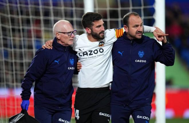 José Gayà abandona el campo lesionado (Foto: EFE).