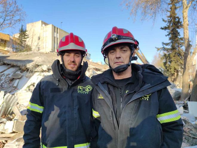 La historia de Pedro y Carlos, bomberos y héroes en Turquía