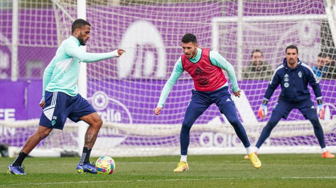 Cyle Larin y Selim Amallah en el entrenamiento (Foto: Real Valladolid).