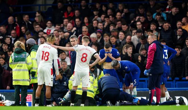 Azpilicueta, atendido por los servicios médicos en el Chelsea-Southampton (Foto: Cordon Press).