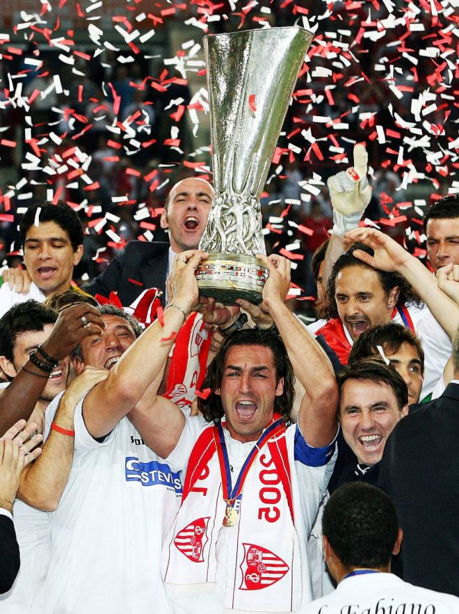 Javi Navarro levanta la primera Copa de la UEFA del Sevilla en Eindhoven. (Cordon Press)
