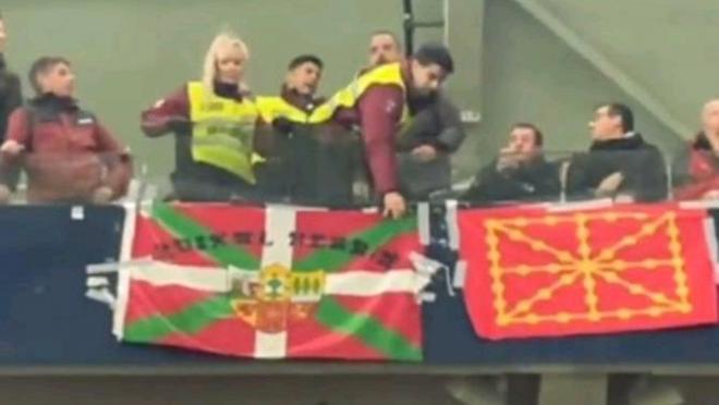 Retirada de banderas en El Sadar durante el Osasuna-Mallorca.