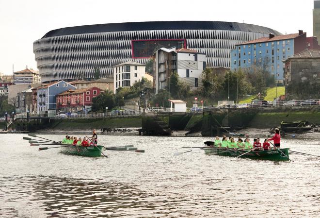 Las jugadoras del Athletic Club femenino reman, ante San Mamés, en aguas de la Ría de Bilbao.