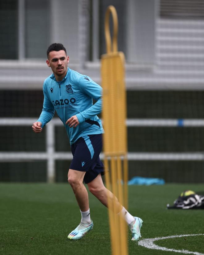 Álex Sola, en el entrenamiento de este miércoles en Zubieta (Foto: Real Sociedad).