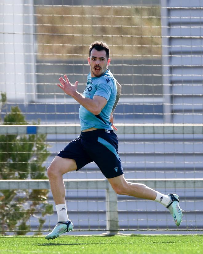 Álex Sola, en el entrenamiento de este miércoles en Zubieta (Foto: Real Sociedad).