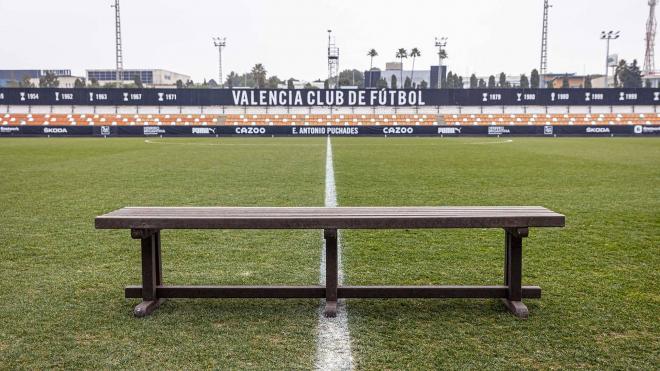 El Valencia CF instala banquillos reciclados en Paterna
