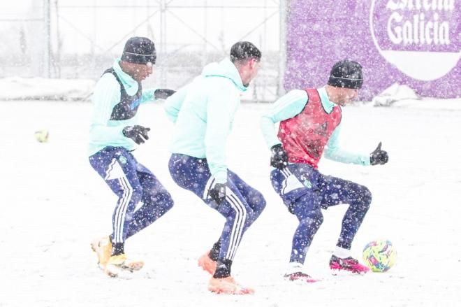 Plata, Javi Sánchez y Luis Pérez, durante el entrenamiento bajo la nieve (Foto: Real Valladolid).