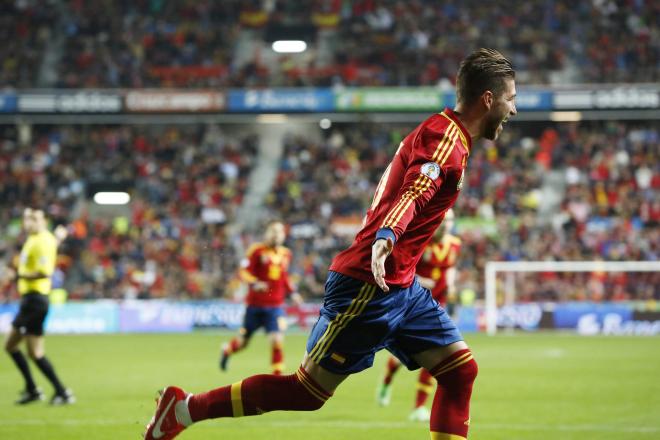 Ramos celebrando su gol ante Finlandia en su partido número 100 con España (Foto: Cordon Press).