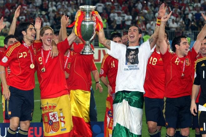 Sergio Ramos levantando la Eurocopa junto con Fernando Torres en 2008 (Foto: Cordon Press).