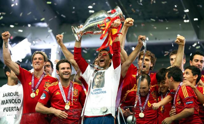 Sergio Ramos levantando la Eurocopa en 2012 (Foto: Cordon Press).