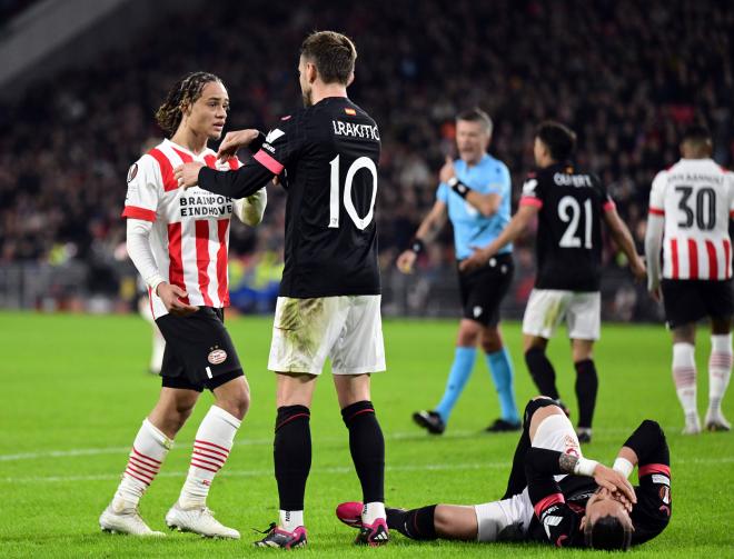 Rakitic, ante el PSV (Foto: Cordon Press).