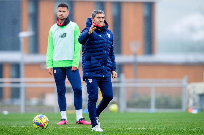 Gorka Guruzeta observa a Ernesto Valverde dirigir en Lezama (Foto: Athletic Club).